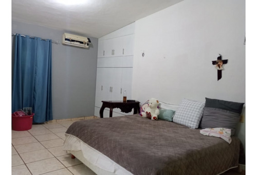 Casa En Venta En El Centro, De 6 Recamaras, Locales Y Piscina