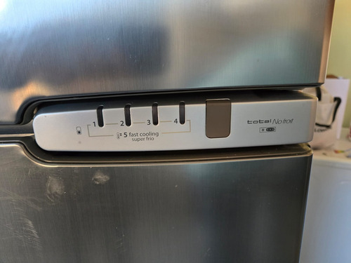 Heladera Whirlpool Wrm39ck Nofrost 340ls Color Inox Detalles Gris (Usado)