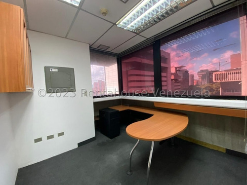 Imagen 4 de 14 de Amplia Y Cómoda Oficina De 206 Mts, Muy Bien Ubicada En El Corazón Del Rosal. Cuenta Con Mas De 15 Espacios De Trabajo, 5 Despachos Cerrados, Aire Acondicionado Central, Internet , 5 Puestos