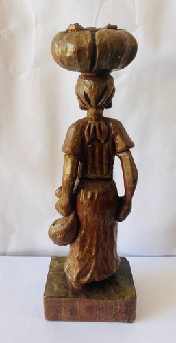 Escultura Mulher Africana Em Madeira Marrom-claro