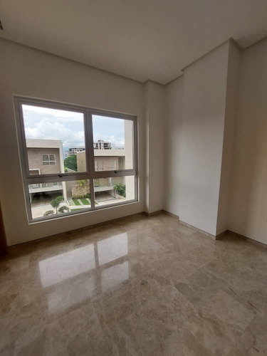 En Cumbres De Guataparo Townhouse A Estrenar Vende Saúl Osío