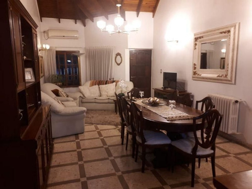 Imagen 2 de 22 de Casa En Venta De 4 Dormitorios En La Cumbre, La Plata.