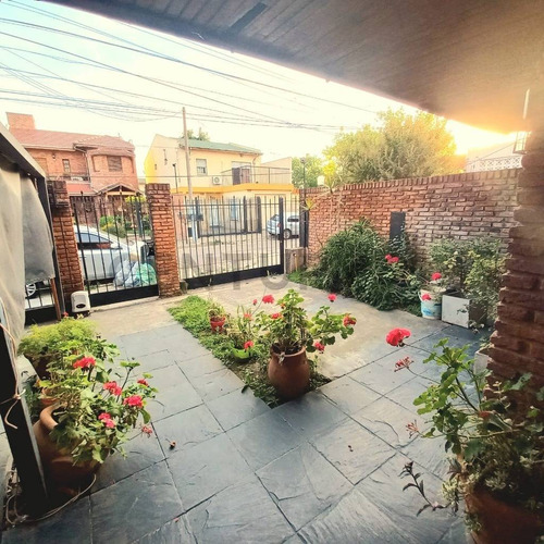 Venta Casa 5 Ambientes - Padua Centro - Con Parque Y Pileta