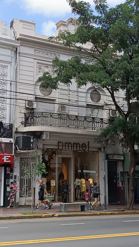 Unico 1er. Piso 8 Amb. Excelente Ubic. S/rivadavia