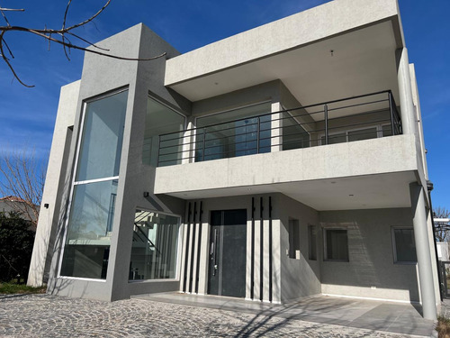Casa En Venta 4 Dormitorios Barrio Santa Guadalupe Financia