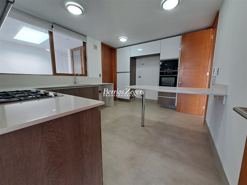 Casa En Arriendo De 4 Dorm. En Lo Barnechea