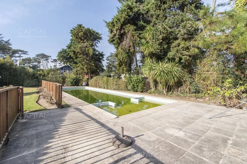 Casa De Construccion Tradicional En Playa Brava, Punta Del Este En Venta