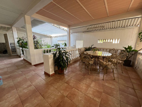 Casa Con Piscina Urbanización Andrés Bello Maracay