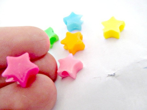 100 Estrellitas De Colores Plasticas Pasantes Para Pulseras
