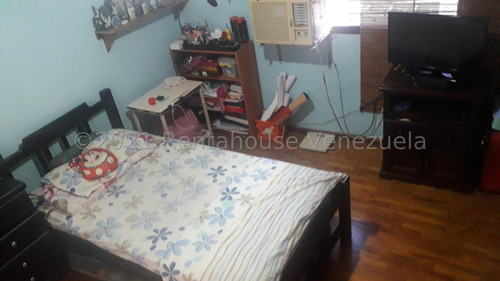 Casa En Venta La Trinidad. Codigo: 22-19042 Cm