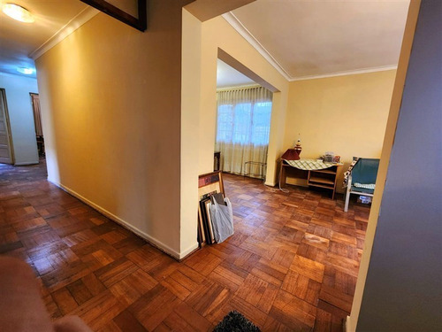 Casa En Venta De 5 Dormitorios En Ñuñoa