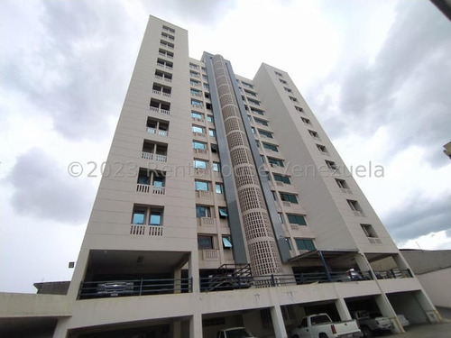 Apartamento En Venta En Urb.  Zona Centro, Maracay. 24-15134. Lln