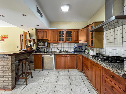 Casa De 3 Dormitorios Con Gran Jardín Y Pileta En Fisherton