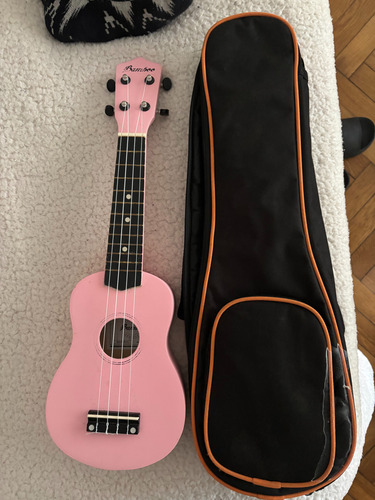 Ukelele Soprano De Estudio Bamboo Con Funda Rosa (Usado)