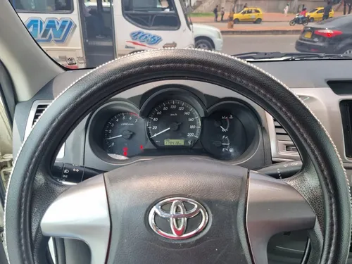Toyota Hilux 2.7 MT 4X2