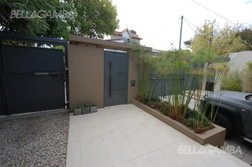 Imagen 3 de 30 de Destacada Propiedad Con Imponente Parque Y Piscina. Excelente Diseño Y Calidad Constructiva.