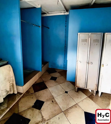Terreno Amplio En El Llano Con Construcciones Para Empresas