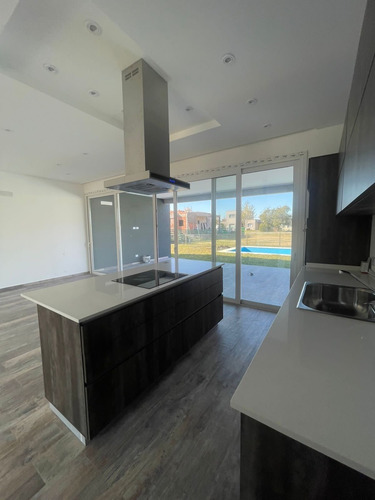 Imagen 12 de 16 de Hermosa Casa Minimalista A La Venta En Barrio Los Talas