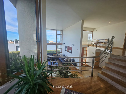 Tejada 5dormt+2estar+5baños+piscina+moderna.