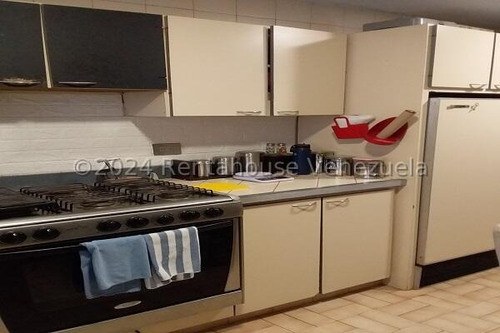 En Venta Casa Varios Niveles Ubicada En Buena Zona Del Hatillo 24-28093
