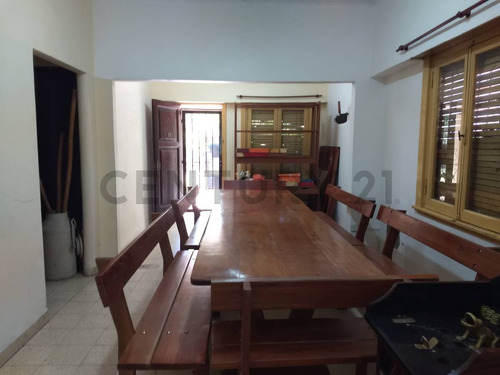 Lote De 600m2 Con Construcción A Reciclar
