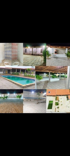 Chácara Com 2 Quartos, Sala Pequena , E Banheiro .
