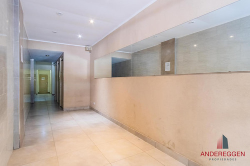 Bonpland 2300. Departamento De Dos Ambientes. Ultimo Piso. Se Accede Un Piso Por Escalera.