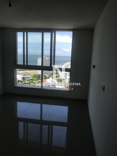 Departamento En Piso Alto, Punta Del Este- Ref: 2794