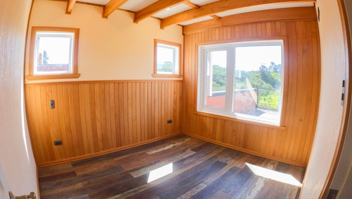 Casa Dos Pisos/ Lomas De Ten-ten/ Castro/ Isla Grande Chiloé