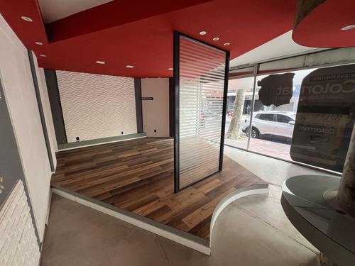 Local Comercial Con Excelente Exposición En Pleno Centro De Montevideo - En Alquiler