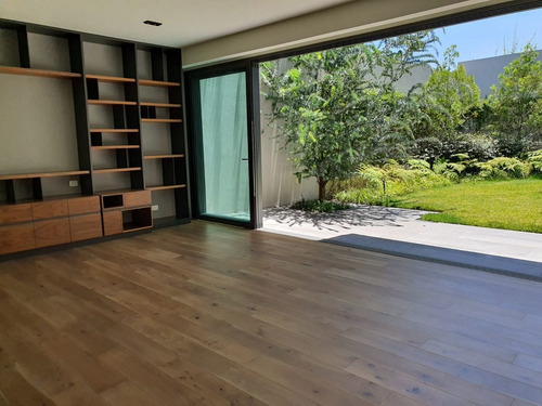 De Revista Casa Nueva En Venta, Vistahermosa, Calle Cerrada