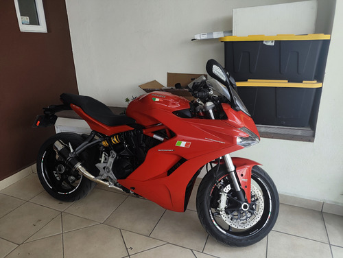Ducati Supersport, Escape Deportivo, Colin De Asiento
