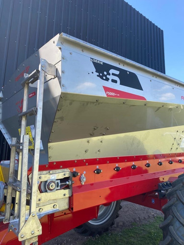 Fertilizadora Fertec 5000, Serie 6. Disponible.
