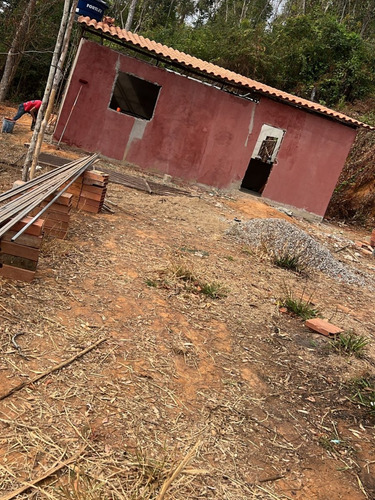 Casa Com 2 Quartos 1 Com Suite Sala E Cozinha Conjugada