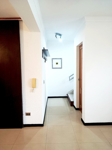 Townhouse En Lastrinitarias, Mañongo Cerca De Farmatodo Semi Amoblado