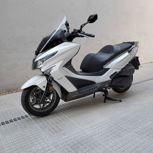 Imagen 2 de 15 de Scooter Kymco X Town 250i