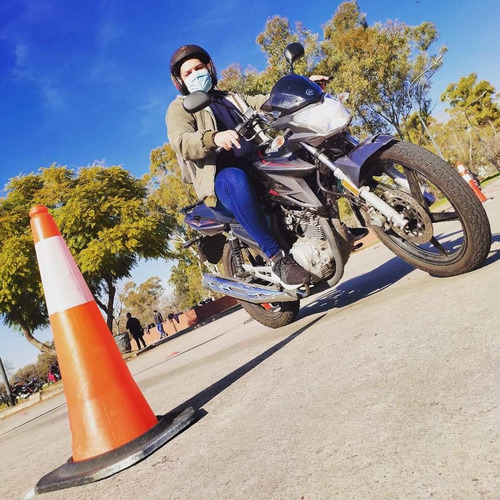 Imagen 2 de 9 de Clases Manejo Moto Alquiler 110 A 400cc Alquiler Examen