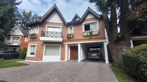 Imagen 2 de 12 de Excelente Chalet En Barrio Maria Del Parque Ituzaingo
