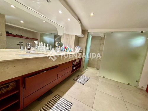 Casa En Venta De 3 Dorm. En La Reina