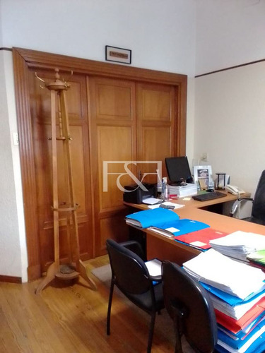 Oficina En El Corazón De La Ciudad Vieja De 150 Mt2 Sobre 25 De Mayo