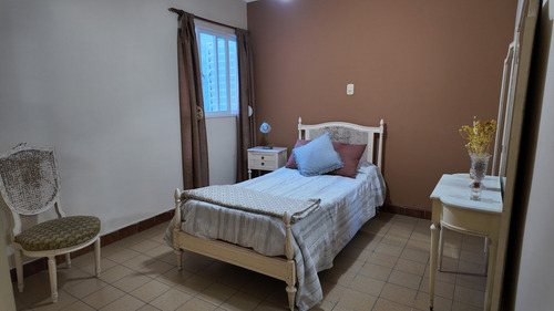 Casa De Tres Dormitorios Y Patio, Barrio Sargento Cabral, Santa Fe