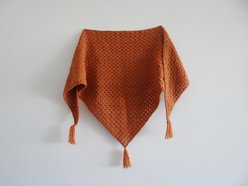 Chal Triangular Grueso Terracota Tejido A Crochet Con Flecos