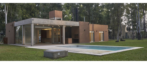 Casa De 3 Dormitorios Con Cochera, Galería Y Piscina