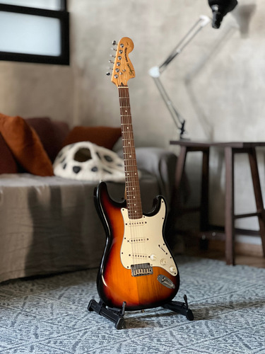 Guitarra Fender Squier Stratocaster Standard 20 Aniversario Diestro Sunburst