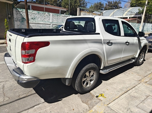Mitsubishi L200 2.4 Cabina Doble 4x2 Mt