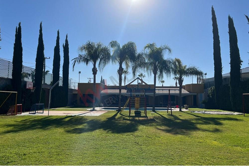 Espectacular Casa En Venta En San Isidro, Con Un Enorme Jardin Y Alberca.