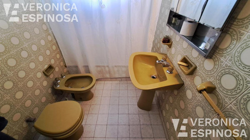 Casa En Venta En Villa Luzuriaga, 5 Ambientes