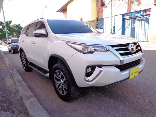 Imagen 3 de 18 de Toyota Fortuner Dubai Vxr 2019 V6 4x4 Automático