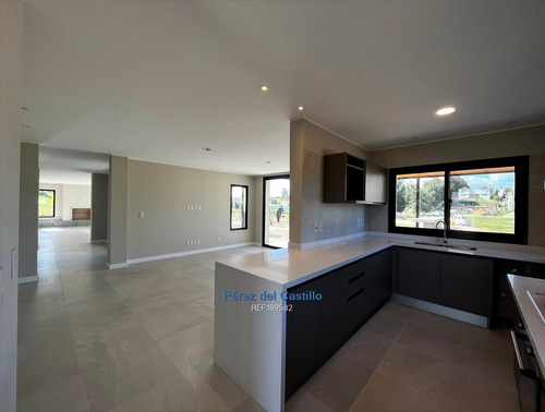 Altos De La Tahona Venta Casa Con Renta, 3 Dormitorios