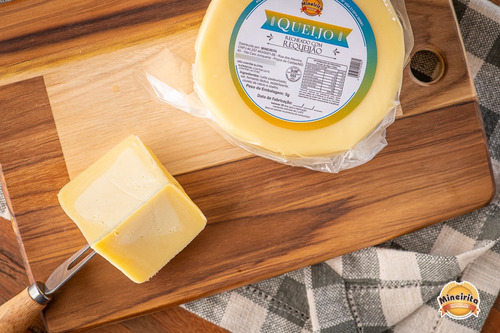Queijo Recheado Com Requeijão Mineirita 500g Artesanal Roça